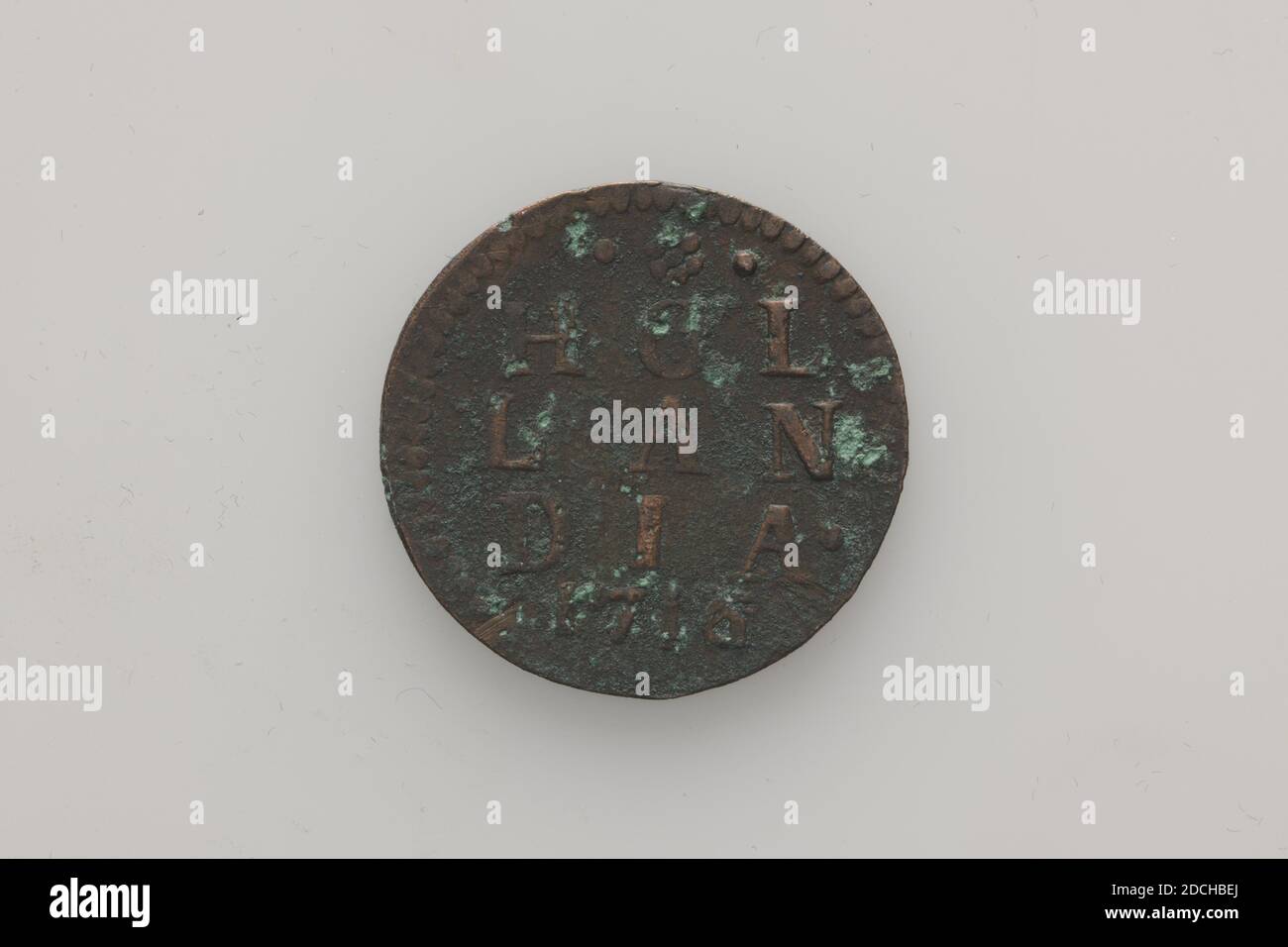 Moneta (mezzo di scambio), Anonimo, 1716, coniata, Generale: 2.2 x 0.1cm (22 x 1mm), peso: 3.3g, armi e munizioni, leone, moneta olandese di rame coniato. Sul davanti si trova un leone che sale, raffigurato con una lancia con un cappello nelle sue artigli. Sul dorso è scritta HOLLANDIA 1716, 1979 Foto Stock