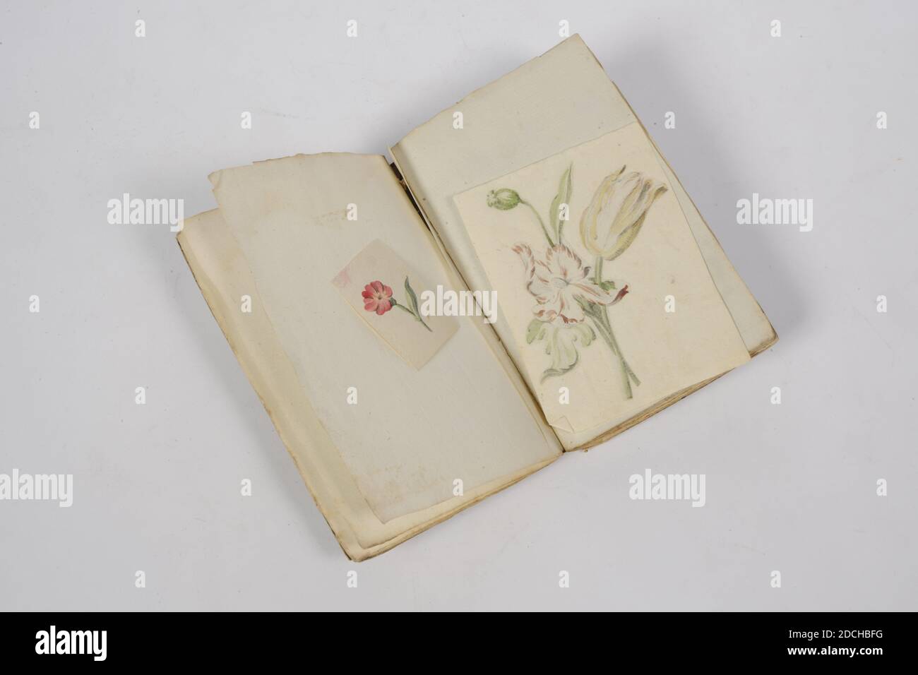 Notebook, Anonimo, ultimo quarto del 18 ° secolo, inchiostro, carta, Generale: 14.5 x 9.4 x 0.8cm (145 x 94 x 8mm), quaderno oblungo, legato con un fiore e motivo foglia nei colori sulla copertina rosso e verde. L'opuscolo contiene pagine non numerate e vuote. Il libretto contiene 30 disegni e immagini ritagliate in formato ridotto, con rappresentazioni di fiori, edifici, uomini e donne. Uno dei disegni è un'immagine speculare di Izabella Amsterdam, fiore, donna, edificio, uomo Foto Stock