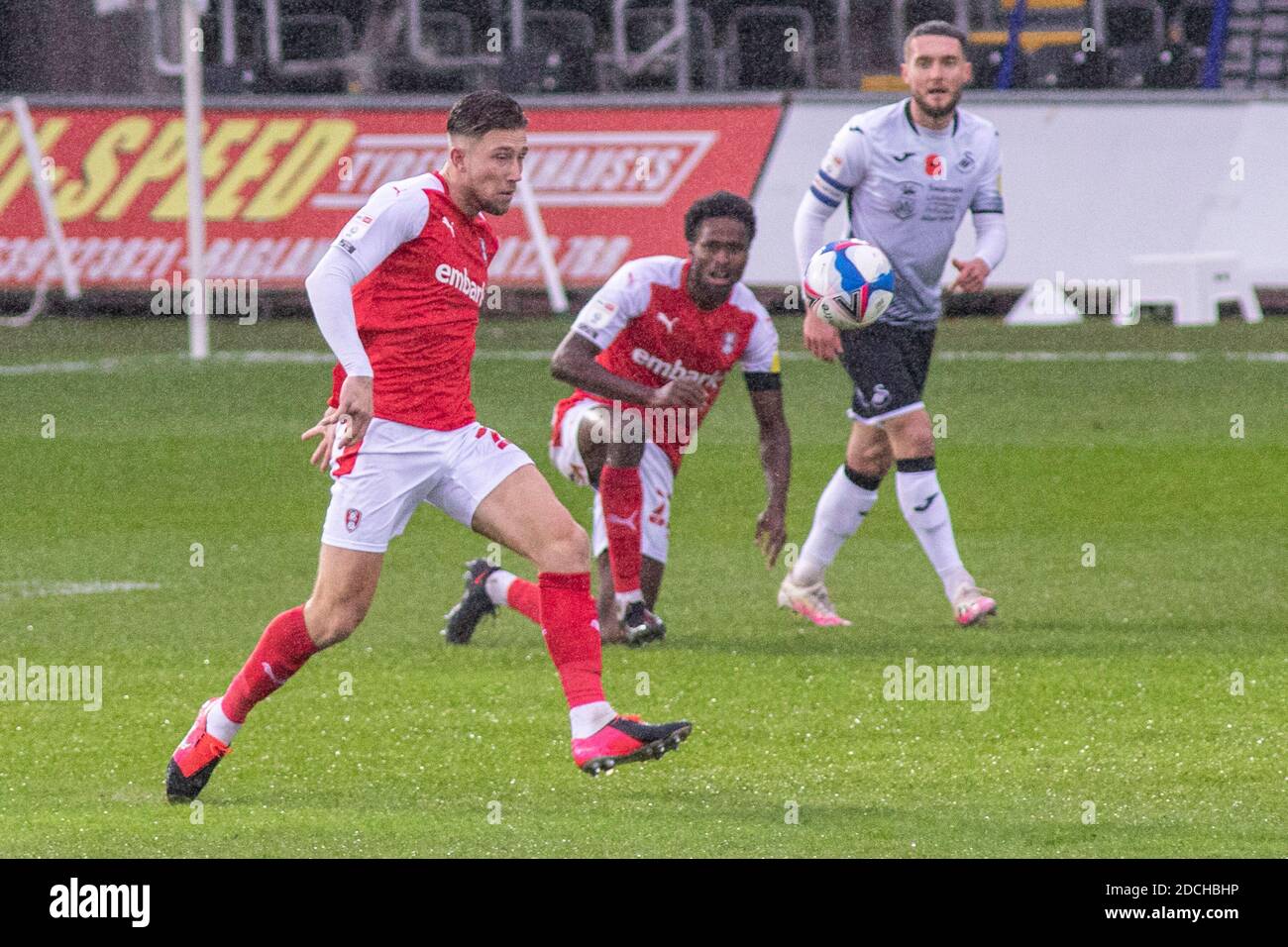 Swansea, Regno Unito. 21 Nov 2020. Angus MacDonald di Rotherham si è Unito in azione contro Swansea City EFL Skybet Championship, Swansea City contro Rotherham Utd al Liberty Stadium di Swansea sabato 21 novembre 2020. Questa immagine può essere utilizzata solo per scopi editoriali. Solo per uso editoriale, è richiesta una licenza per uso commerciale. Nessun utilizzo nelle scommesse, nei giochi o nelle pubblicazioni di un singolo club/campionato/giocatore. pic by Lewis Mitchell/Andrew Orchard sports photography/Alamy Live news Credit: Andrew Orchard sports photography/Alamy Live News Foto Stock