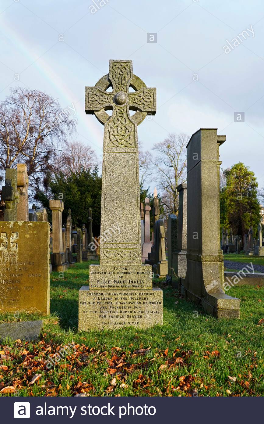 Elsie Inglis, 1864 – 1917, tomba nel cimitero di Dean, dottore, insegnante e fondatore degli ospedali scozzesi per le donne, Edimburgo. Arcobaleno nel cielo. Foto Stock