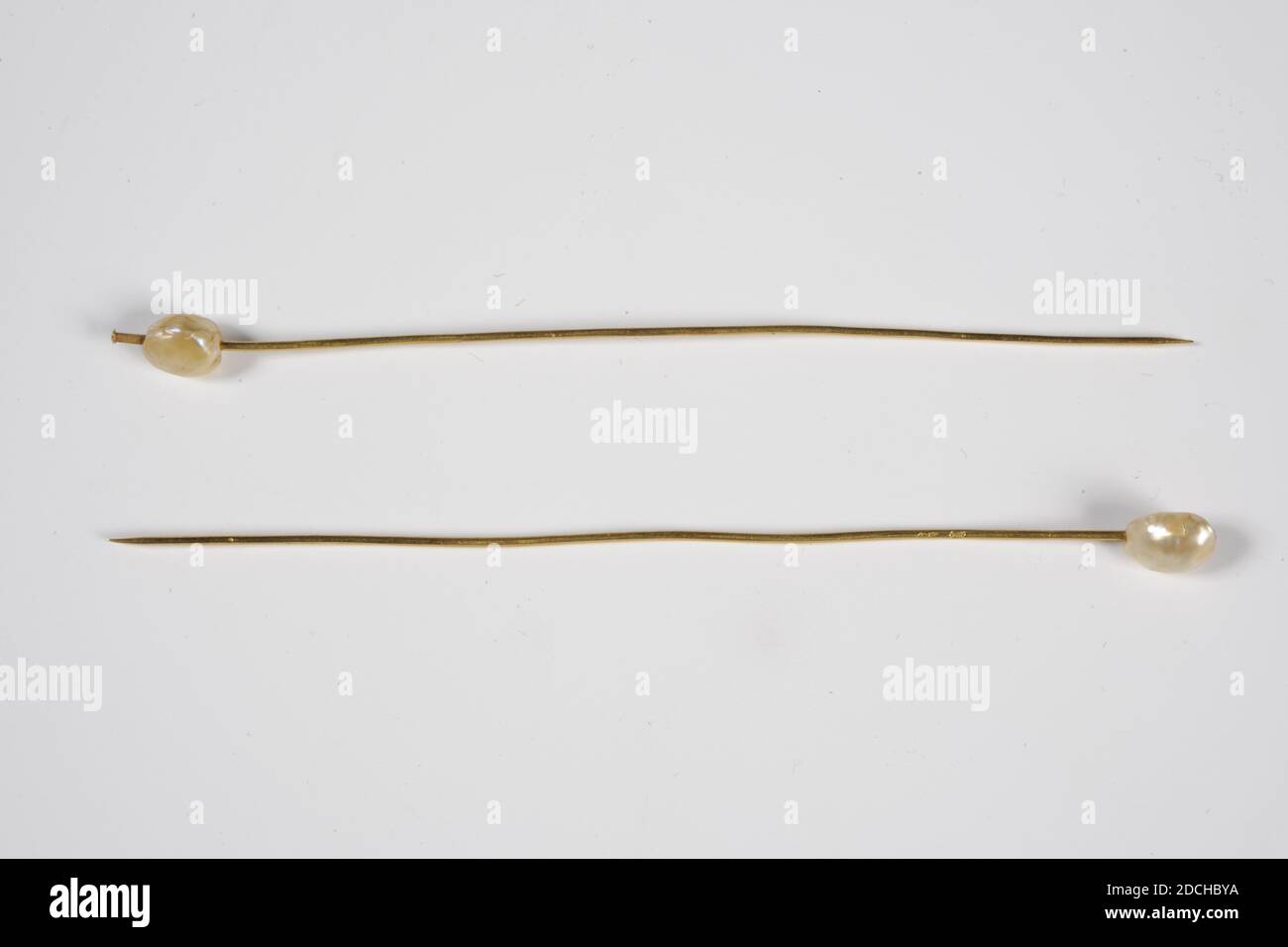 jewelery, Anonimo, 1824, perla, oro, Generale: 8.8 x 0.5cm (88 x 5mm),  coppia di aghi dorati con una perla su entrambi gli aghi alla fine. Gli aghi  non sono marcati, 1925 Foto stock - Alamy