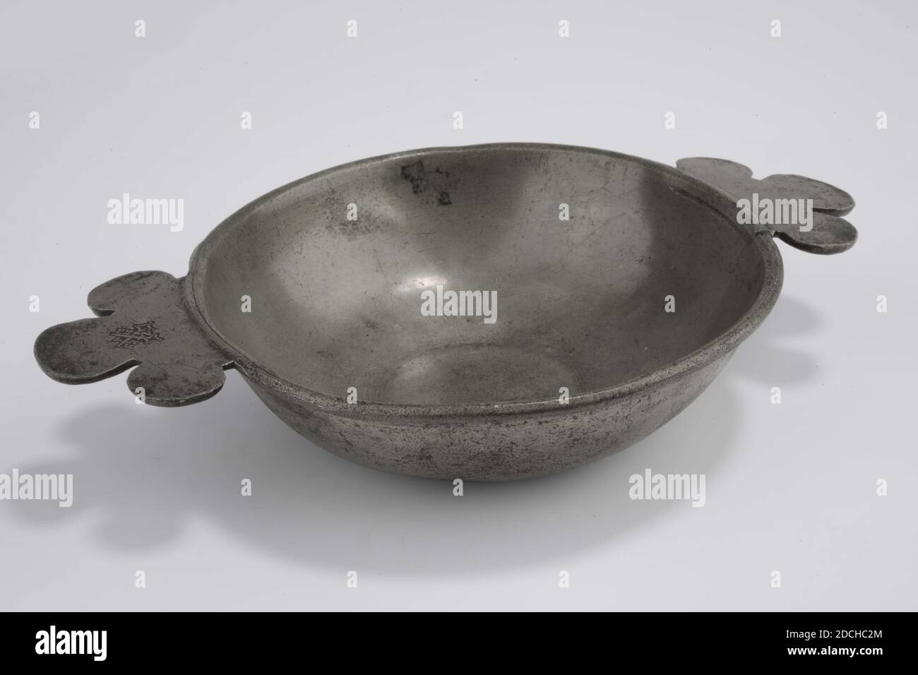 Ciotola di porridge, Apert Zeghersz, seconda metà XVI secolo, colata, Generale: 4.4 x 22.3 x 14,9 cm (44 x 223 x 149 mm), ciotola rotonda in porcellana di peltro basso. Con due maniglie piatte a tre lobi, una delle quali è contrassegnata con 1974 Foto Stock