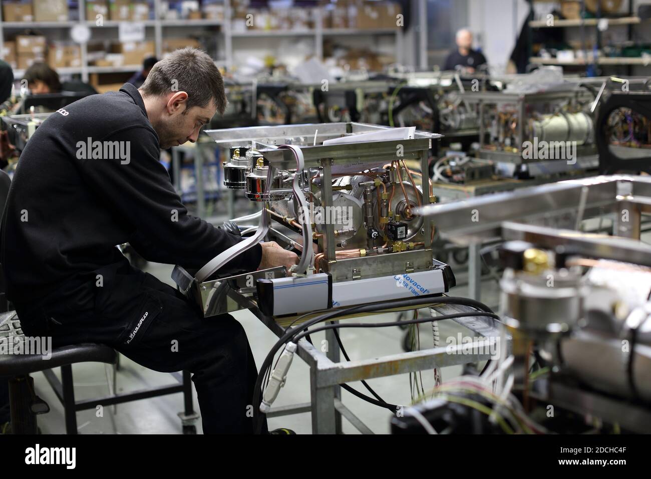 Impiegato maschile presso lo stabilimento la Marzocco che lavora sulla macchina espresso Scarperia, Firenze, Italia Foto Stock