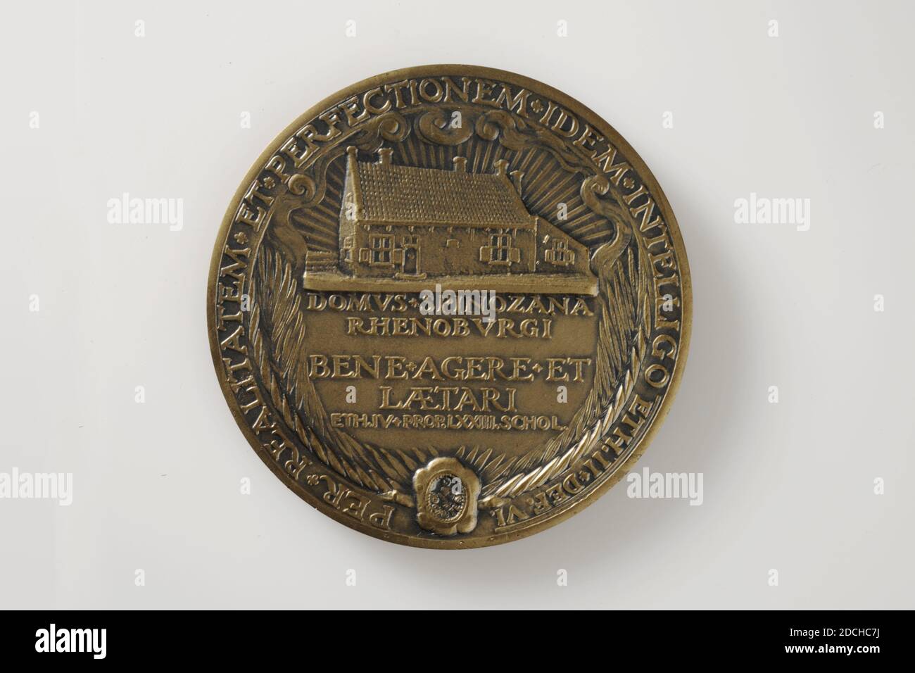 Gettone commemorativo, Johannes Cornelis Wienecke, 1927, coniato, Generale: 6.5 x 0.3cm (65 x 3mm), peso: 90g, casa, ritratto dell'uomo, busto, Medaglia commemorante il 350° anniversario della morte di Spinoza nel 1927. Sul davanti si vede un busto di Spinoza, girato a sinistra per tre quarti. Spinoza ha lunghi capelli ricci ed è vestita in una toga. Intorno alla performance la didascalia: EN.FACIES.SPINOSA.ANIMIS.EVELLERE.NATI. Contrassegnato in basso a destra. Sul retro si trova la casa di Spinoza con i raggi del sole alle sue spalle e le nuvole sopra di essa. SOTTO L'ISCRIZIONE: DOMUS.SPINOZANA RHENOBVRGI BENE.AGERE.ET LAETARI ETH.IV.PROP.LXXIII. Foto Stock