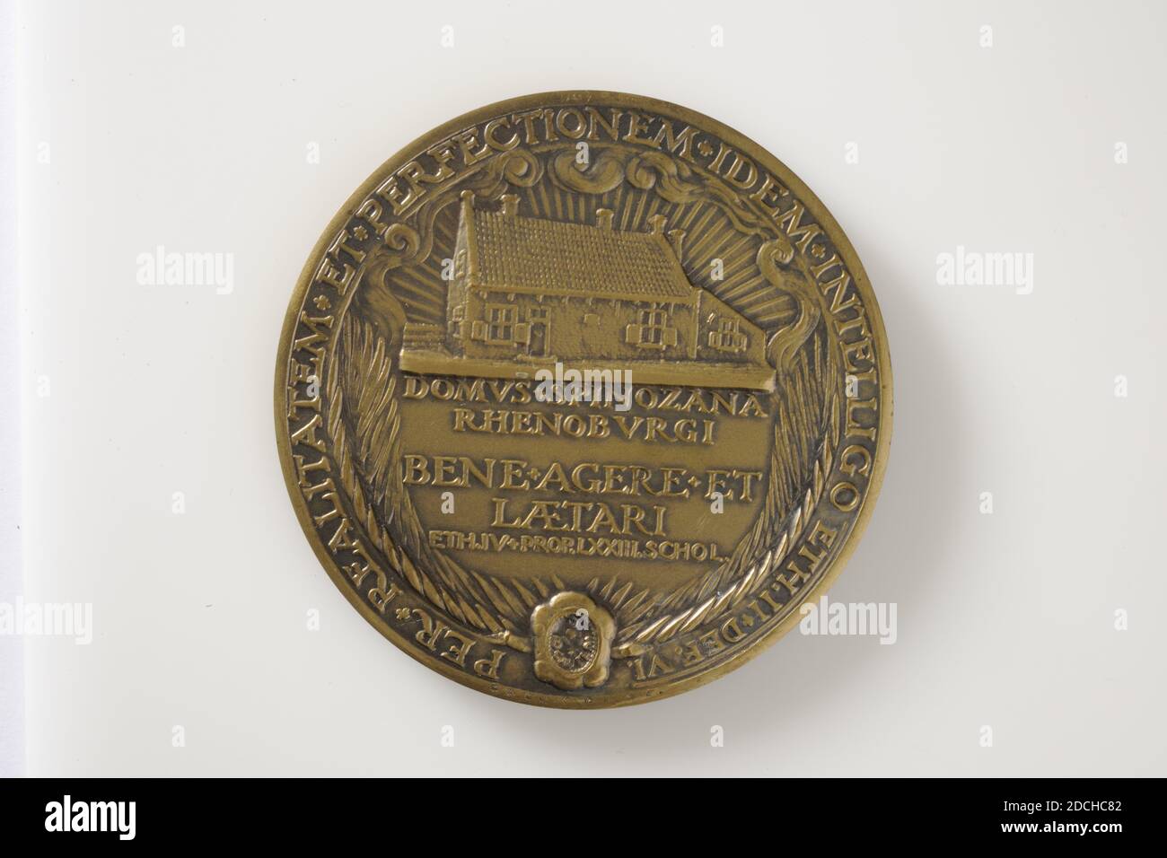 Gettone commemorativo, Johannes Cornelis Wienecke, 1927, coniato, Generale: 6.5 x 0.3cm (65 x 3mm), peso: 90g, casa, ritratto dell'uomo, busto, Medaglia commemorante il 350° anniversario della morte di Spinoza nel 1927. Sul davanti si vede un busto di Spinoza, girato a sinistra per tre quarti. Spinoza ha lunghi capelli ricci ed è vestita in una toga. Intorno alla performance la didascalia: EN.FACIES.SPINOSA.ANIMIS.EVELLERE.NATI. Contrassegnato in basso a destra. Sul retro si trova la casa di Spinoza con i raggi del sole alle sue spalle e le nuvole sopra di essa. SOTTO L'ISCRIZIONE: DOMUS.SPINOZANA RHENOBVRGI BENE.AGERE.ET LAETARI ETH.IV.PROP.LXXIII. Foto Stock