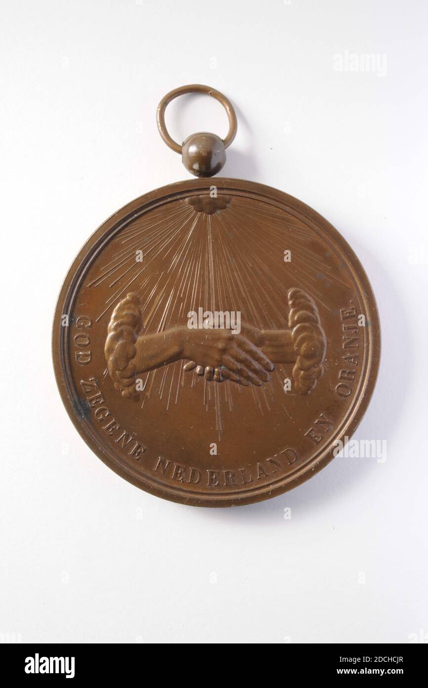 Medaglia, Anonimo, 1850, conciata, medaglia di bronzo con un occhio sulla cima, dedicata dagli arcieri al re Guglielmo III Sulla parte anteriore si trovano due mani ripiegate dalle nuvole, con un sole radioso sopra di esse. Sotto l'esecuzione la didascalia: DIO BENEDISSE I PAESI BASSI E ARANCIONE. Al contrario una corona costituita da un ramo di palma e da un ramo di quercia, legati insieme con un nastro. Questo ha un'iscrizione in nove righe: DAI BOWMARKERS OLANDESI AL LORO PROTETTORE AERATO ZM KING WILLEM III 1850, Generale: 8.4 x 6.5 x 0.5cm (84 x 65 x 5mm), diametro medaglia: 6.5cm (65mm), peso: 136.9g Foto Stock