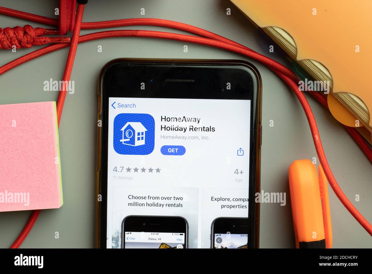 New York, Stati Uniti - 7 novembre 2020: HomeAway Holiday Rentals app store logo sullo schermo del telefono, editoriale illustrativo. Foto Stock