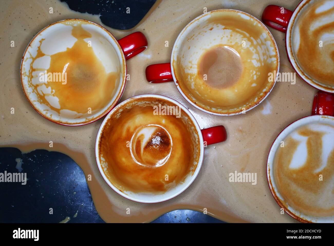 Molte tazze di caffè vuote dopo la bevanda Foto Stock