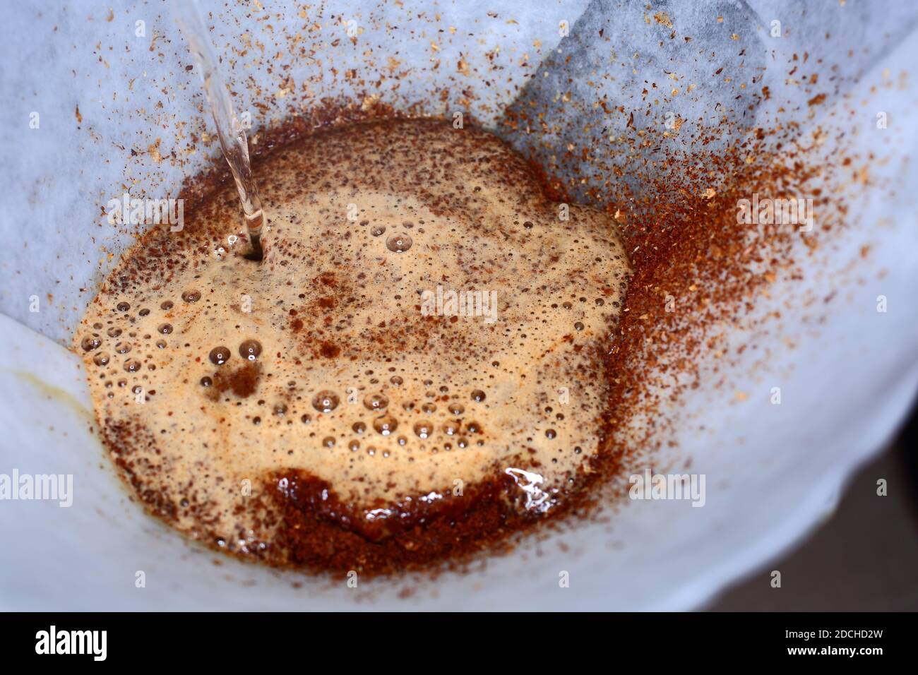 Gran Bretagna / Inghilterra / Londra /stile caffè /acqua bollente su caffè appena macinato. Foto Stock