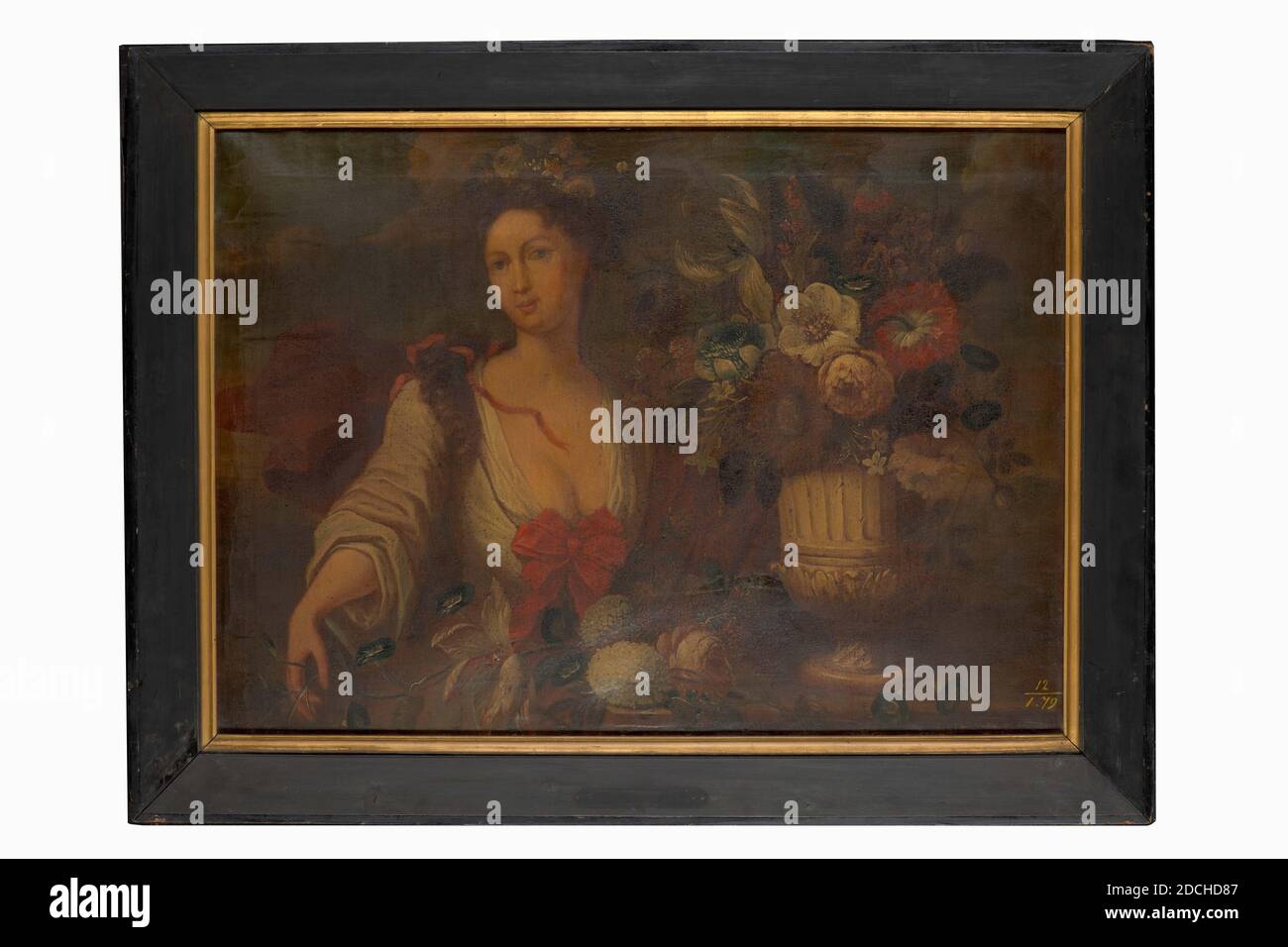 Camino, Anonymous, fine 17 ° o inizio 18 ° secolo, tela, dipinto ad olio, dipinto, vettore: 71.5 × 99.7 × 2.5cm (715 × 997 × 25mm), con cornice: 89 × 117, 5 × 9cm (890 × 1175 × 90mm), flora, fiore, donna, Chimney pezzo raffigurante una donna con fiori: Flora. Dietro una balaustra, a destra della quale si trova un vaso di pietra con fiori diversi, è visibile una mezza donna che si trova dritta davanti e guarda lo spettatore. Tiene un ramo di fiori nella mano destra. Indossa fiori nei capelli appesi sulla spalla destra ed è vestita in un abito bianco dal taglio basso con rosso Foto Stock Camino, Anonymous, fine 17 ° o inizio 18 ° secolo, tela, dipinto ad olio, dipinto, vettore: 71.5 × 99.7 × 2.5cm (715 × 997 × 25mm), con cornice: 89 × 117, 5 × 9cm (890 × 1175 × 90mm), flora, fiore, donna, Chimney pezzo raffigurante una donna con fiori: Flora. Dietro una balaustra, a destra della quale si trova un vaso di pietra con fiori diversi, è visibile una mezza donna che si trova dritta davanti e guarda lo spettatore. Tiene un ramo di fiori nella mano destra. Indossa fiori nei capelli appesi sulla spalla destra ed è vestita in un abito bianco dal taglio basso con rosso Foto Stock