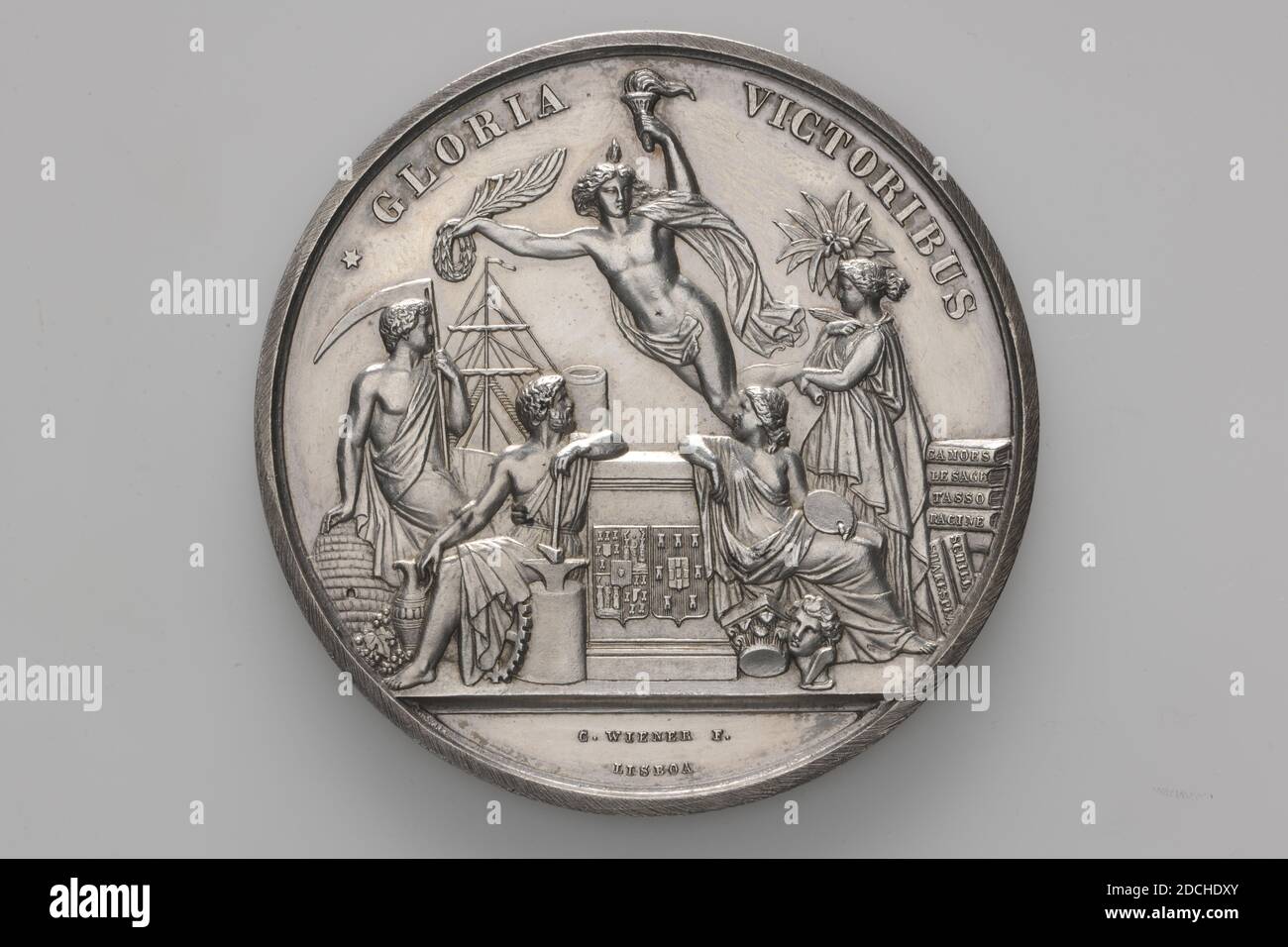 Medaglia di premio, Charles Wiener, 1865, coniata, Generale: 5.8 x 0.4cm (58 x 4mm), peso: 79.2g, allegoria, personificazione, medaglia di premio d'argento all'esposizione Internazionale del 1865 a Porto, vinta dalla società Scheltema . Sul fronte è presente una rappresentazione allegorica con figure che raffigurano l'agricoltura, l'industria, l'arte e la scienza con gli attributi associati. Essi sono raggruppati attorno ad un piedistallo con le braccia di Porto e Portogallo su di esso. A sinistra l'agricoltura con una falce, accanto a industria con un martello e incudine, a destra della base Arte con una tavolozza, e Scienza con un rotolo. Attributi Foto Stock