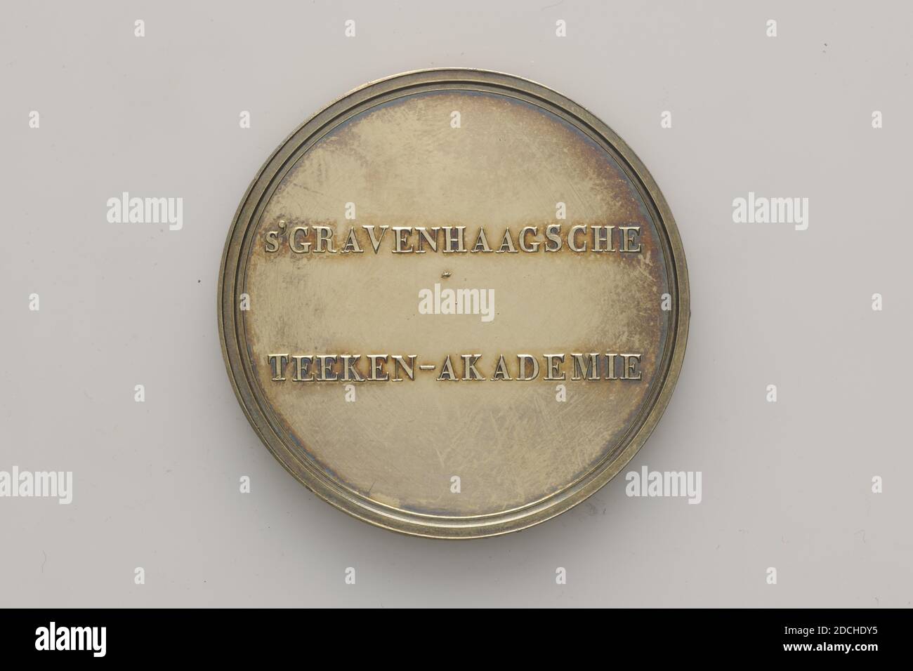 Medaglia di premio, Anonimo, 1845, Generale: 4.2 x 0.3cm (42 x 3mm), peso: 29,7g, medaglia di premio d'argento dell'accademia di disegno dell'Aia, onorata da A.H. Bakker Korff. Sul davanti un'iscrizione a due righe: S'GRAVENHAAGSCHE TEEKEN-AKADEMIE. Al contrario una corona di alloro, legata insieme con un nastro, incisa all'interno: 1845 ad A.H. Bakker Korff Classe di Pittura, 1940 Foto Stock
