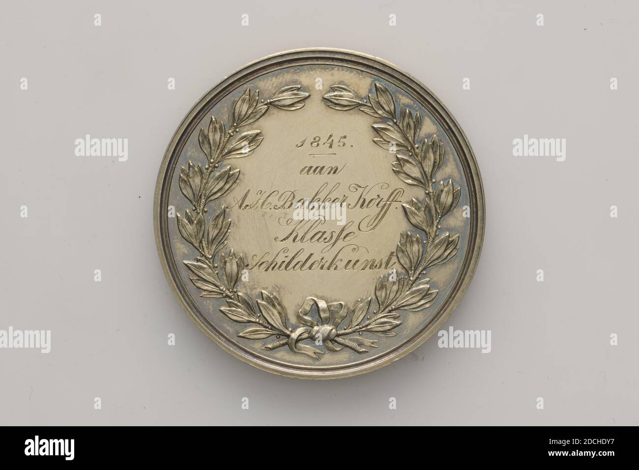 Medaglia di premio, Anonimo, 1845, Generale: 4.2 x 0.3cm (42 x 3mm), peso: 29,7g, medaglia di premio d'argento dell'accademia di disegno dell'Aia, onorata da A.H. Bakker Korff. Sul davanti un'iscrizione a due righe: S'GRAVENHAAGSCHE TEEKEN-AKADEMIE. Al contrario una corona di alloro, legata insieme con un nastro, incisa all'interno: 1845 ad A.H. Bakker Korff Classe di Pittura, 1940 Foto Stock