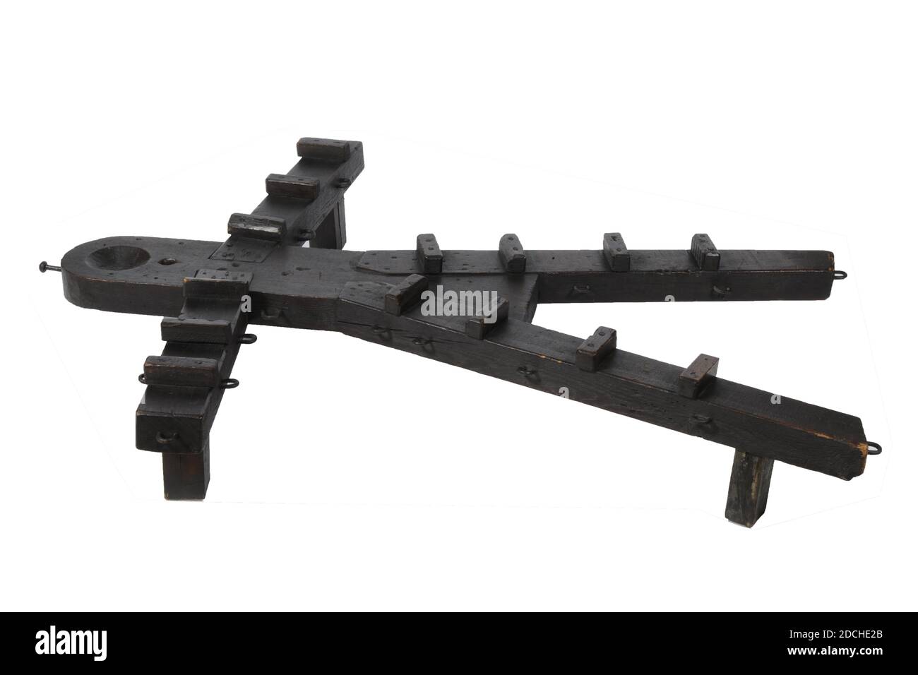Strumento penale, Anonimo, 17 ° secolo, legno, ferro, Generale: 171 x 185 x 33.5cm (1710 x 1850 x 335mm), strumento penale per il vomito criminali. La traversina della carriola è costituita da una costruzione in legno con occhielli di ferro lungo i bordi esterni, sulla quale una persona in posizione sdraiata può essere incatenata a zampe e con bracci allungati. Un foro è stato fatto nel legno al posto della testa. La superficie ha rilievi in legno, 1879 Foto Stock