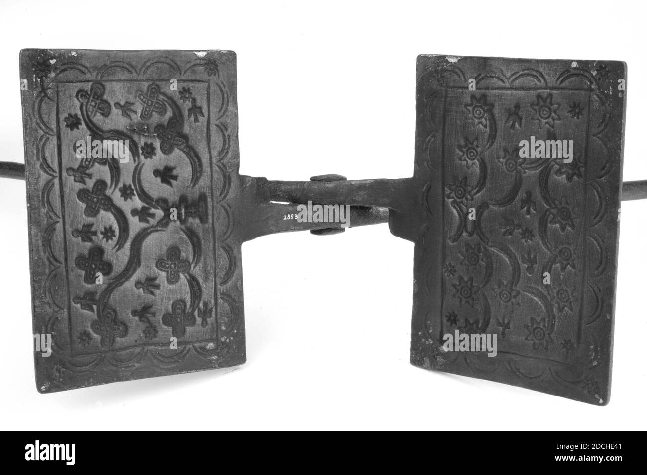 Waffle ferro, Anonimo, 18 ° secolo, Generale: 70.7 x 16.5 x 11,8 cm (707 x 165 x 118 mm), fiore, waffle ferro costituito da due piatti rettangolari che sono incernierati insieme. Entrambe le piastre hanno uno stelo lungo che termina con una piccola sfera su entrambe le estremità. Le piastre sono decorate all'interno con una decorazione floreale, 1889 Foto Stock