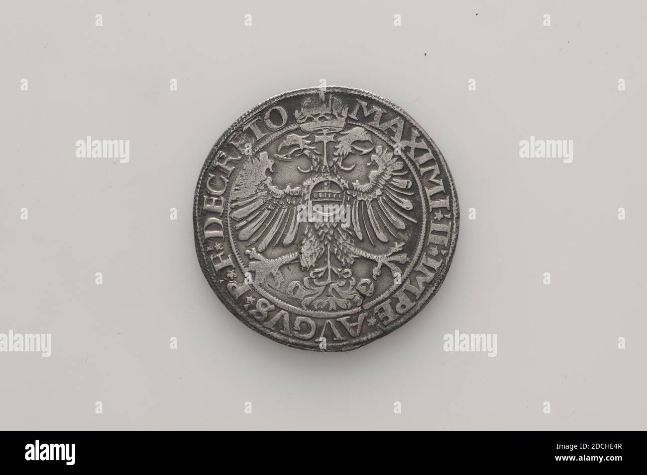 Moneta (mezzo di scambio), Anonimo, 1568, coniato, Generale: 4.1 x 0.2cm (41 x 2mm), peso: 28.4g, aquila, stemma (segno), argenteo Impero Thaler dell'imperatore Massimiliano II di Nijmegen, coniato nel 1568. Sull'ossetto si trova uno stemma coronato con un'aquila a doppia testa, con due leoni come portamarmi. Sotto l'anno 1568, e la didascalia: NOVIOLATIS IMPERIALIS. Al contrario, la stessa aquila a due teste, con l'iscrizione MAXI.II.IMPE.AVGVS.P.F.DECRETO, 1926 Foto Stock