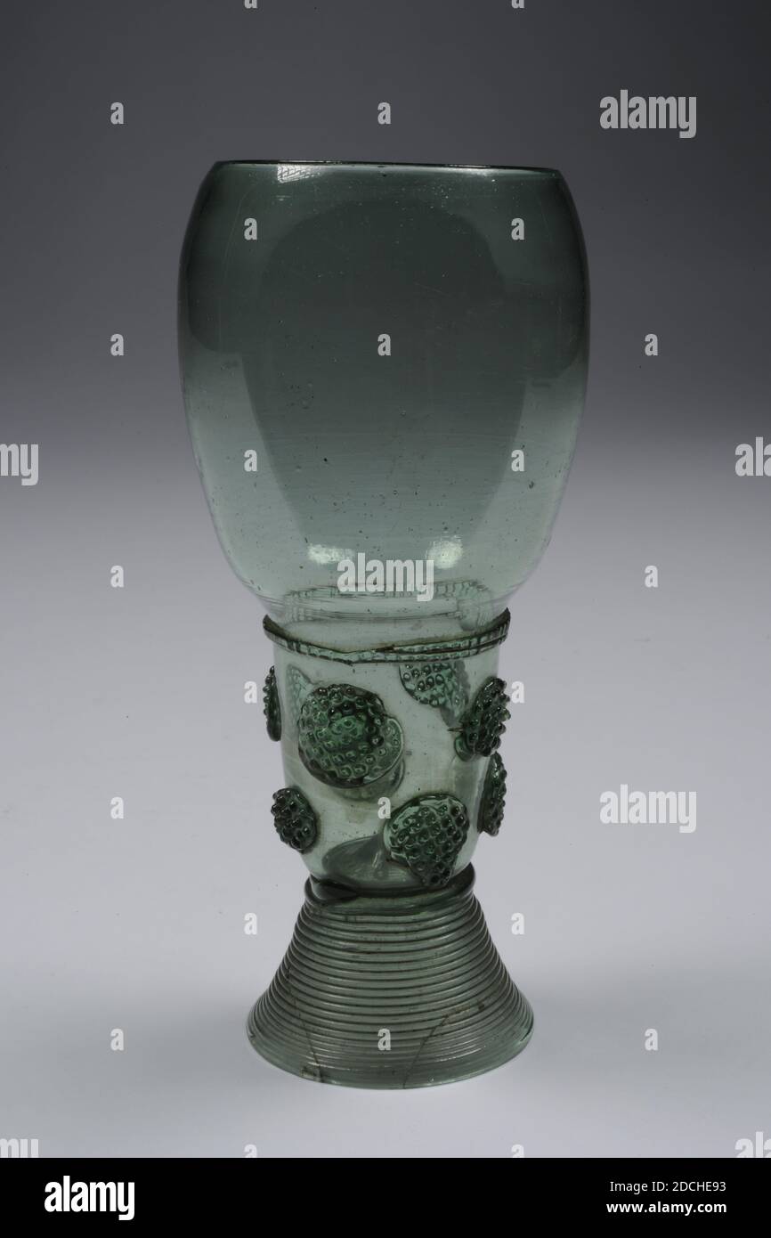 roemer, Anonimo, XVII-XVIII secolo, soffiato, Roemer di vetro di colore verde chiaro. Il rummer ha una base avvolta a filo. Tronco cavo con otto bave all'esterno. Al passaggio al calice convesso, un bordo di garter scanalato. Nel calice molte bolle d'aria, Generale: 11.2 x 6.6cm (112 x 66mm), diametro calice: 5.5cm Foto Stock