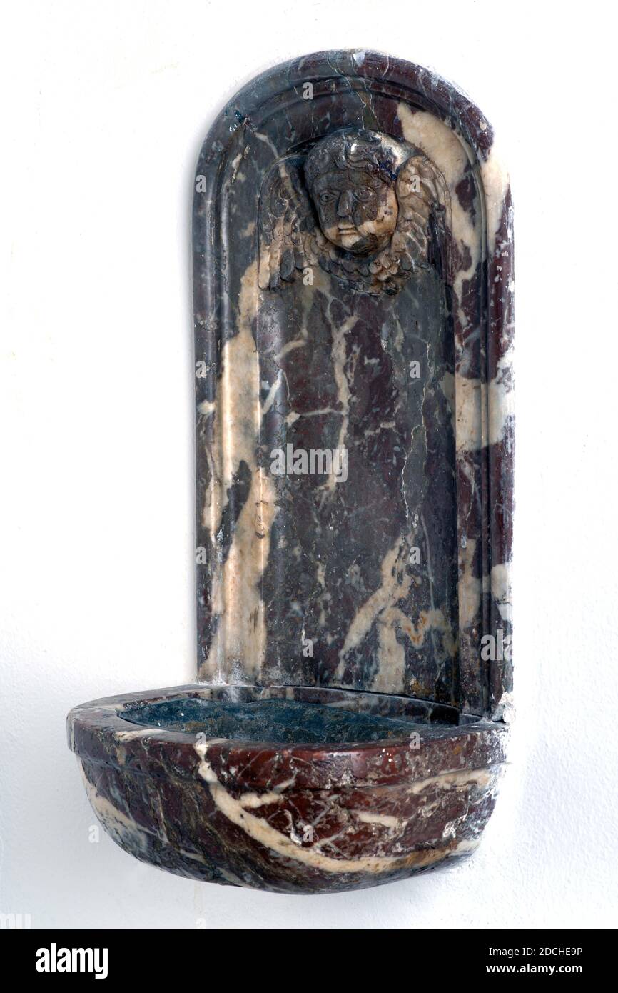 Trogolo di acqua Santa, Anonimo, c. 1694, scolpito, Generale: 50 × 26 × 17cm (500 × 260 × 170mm), piombo, trogolo d'acqua Santa scolpito da marmo rosso venato bianco, decorato con una testa d'angelo alata sotto un bordo superiore rotondo. La ciotola dell'acqua Santa proviene dalla vecchia chiesa cattolica sul Hooigracht a Leiden, 1926 Foto Stock
