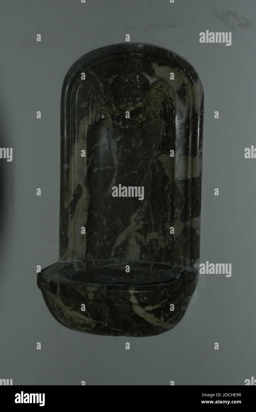 Trogolo di acqua Santa, Anonimo, c. 1694, scolpito, Generale: 50 × 26 × 17cm (500 × 260 × 170mm), piombo, trogolo d'acqua Santa scolpito da marmo rosso venato bianco, decorato con una testa d'angelo alata sotto un bordo superiore rotondo. La ciotola dell'acqua Santa proviene dalla vecchia chiesa cattolica sul Hooigracht a Leiden, 1926 Foto Stock