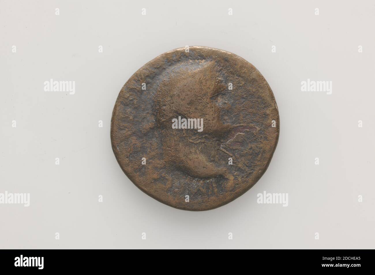 Moneta (mezzo di scambio), Anonimo, circa 72, coniata, Generale: 2.7 x 0.2cm (27 x 2mm), peso: 7.8g, moneta romana di rame dell'Imperatore Vespasiano. Sull'ossetto il busto dell'Imperatore Vespasiano, usato a destra. Con una didascalia illeggibile. Al contrario un'immagine vaga di un Rom seduto con una corona e parazonio, busto, mitologia Foto Stock