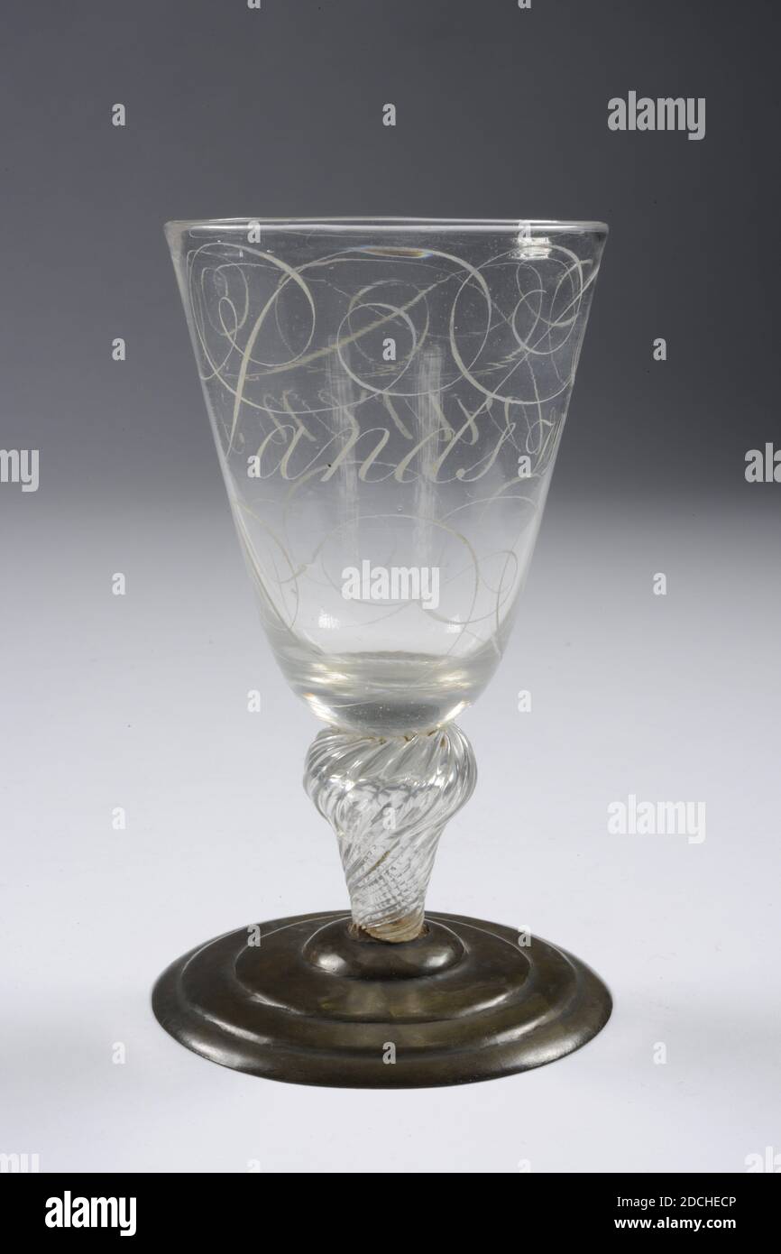 vaso in vetro, quarto quarto quarto del xvii secolo, vetro, ottone, vaso in vetro incolore con base in ottone. Il calice ha un gambo corto a forma di balaustra con scanalature posizionate diagonalmente. Tazza con fondo rotondo e parete svasata diritta. Sul calice in lettere calligrafiche: S Lands Welvaren. La base è mancante ed è stata sostituita da una base in ottone, Generale: 12.9 x 7.7cm 129 x 77mm Foto Stock