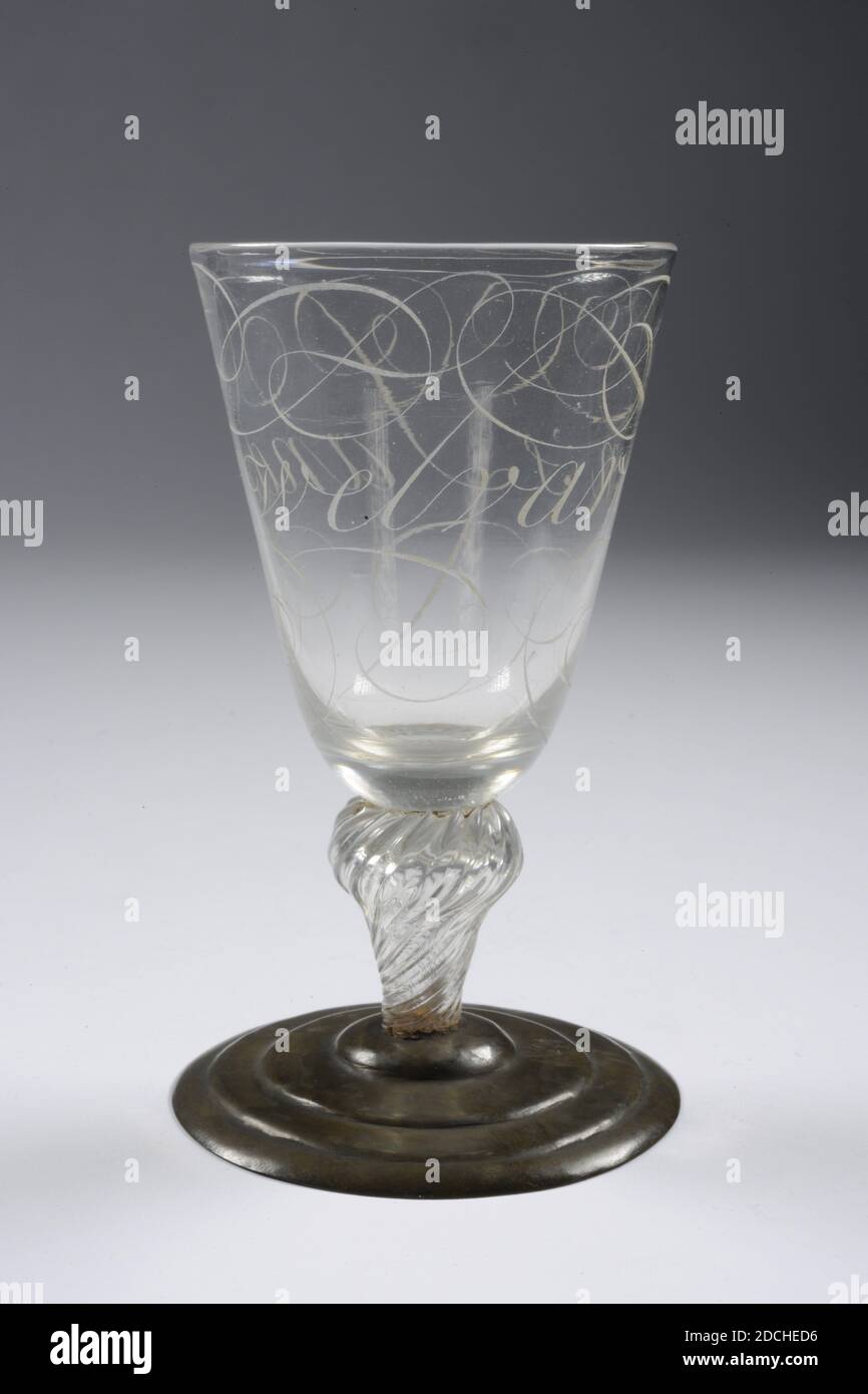vaso in vetro, quarto quarto quarto del xvii secolo, vetro, ottone, vaso in vetro incolore con base in ottone. Il calice ha un gambo corto a forma di balaustra con scanalature posizionate diagonalmente. Tazza con fondo rotondo e parete svasata diritta. Sul calice in lettere calligrafiche: S Lands Welvaren. La base è mancante ed è stata sostituita da una base in ottone, Generale: 12.9 x 7.7cm 129 x 77mm Foto Stock