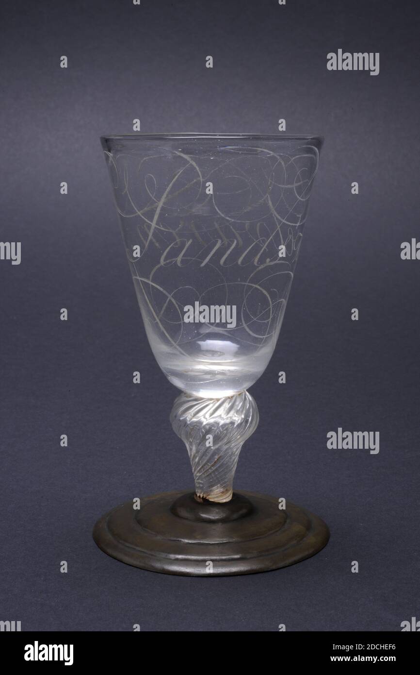 vaso in vetro, quarto quarto quarto del xvii secolo, vetro, ottone, vaso in vetro incolore con base in ottone. Il calice ha un gambo corto a forma di balaustra con scanalature posizionate diagonalmente. Tazza con fondo rotondo e parete svasata diritta. Sul calice in lettere calligrafiche: S Lands Welvaren. La base è mancante ed è stata sostituita da una base in ottone, Generale: 12.9 x 7.7cm 129 x 77mm Foto Stock