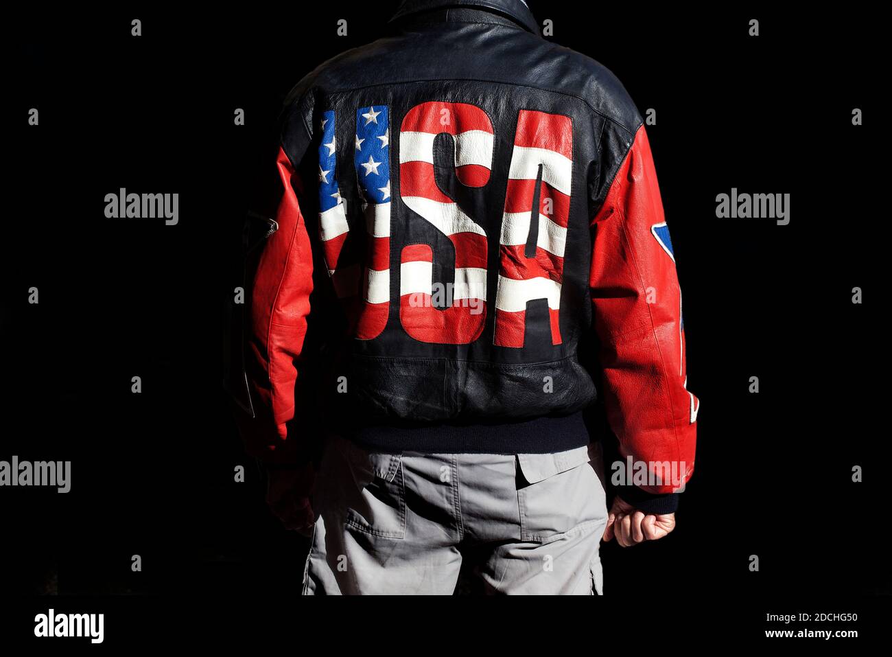Uomo anziano che indossa una giacca in pelle con la cucitura U.S.A sul retro, Barcellona, Spagna. Foto Stock