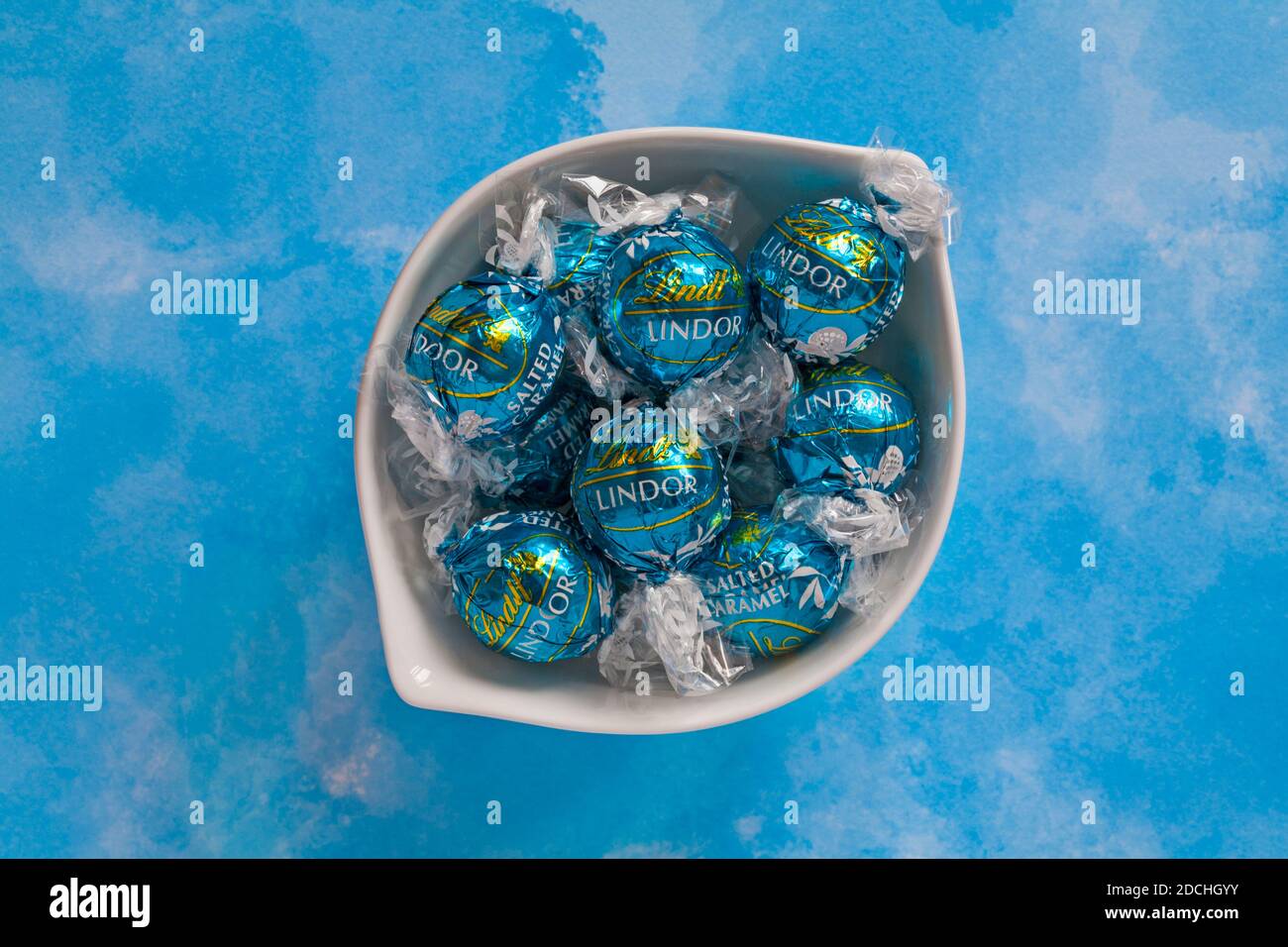 Ciotola di Lindt Lindor caramello salato irresistibilmente liscio caramello  salato Tartufi di cioccolato al latte con un ripieno di fusione liscio - Lindt  Cioccolatini Lindor Foto stock - Alamy