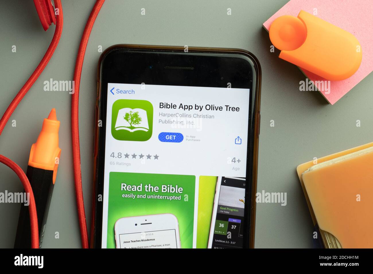 New York, Stati Uniti - 7 novembre 2020: Primo piano dello schermo del telefono con il logo dell'app mobile di Olive Tree in esposizione, Editoriale illustrativo. Foto Stock