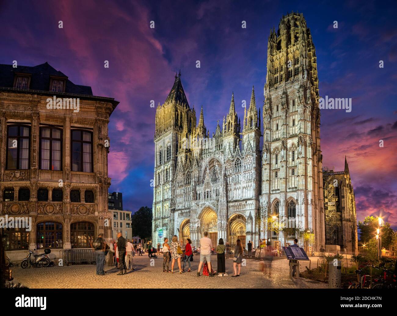La facciata della cattedrale di Rouen, o la Cattedrale di Notre Dame di Rouen Francia prese in prima serata sotto la luna piena Foto Stock