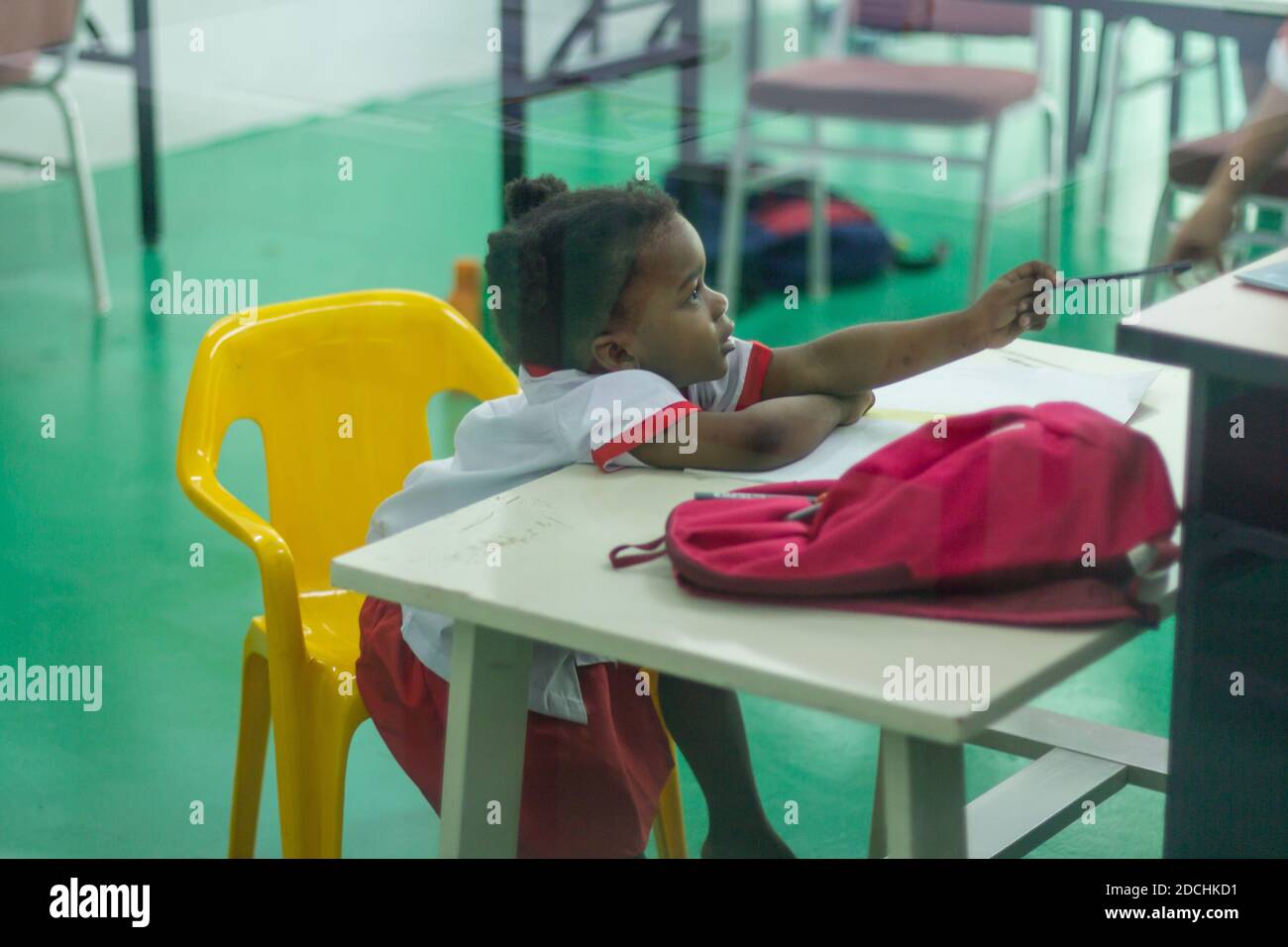 I bambini della scuola impegnati nel loro apprendimento di lavoro. Foto Stock