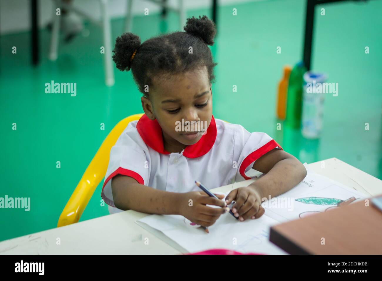 I bambini della scuola impegnati nel loro apprendimento di lavoro. Foto Stock