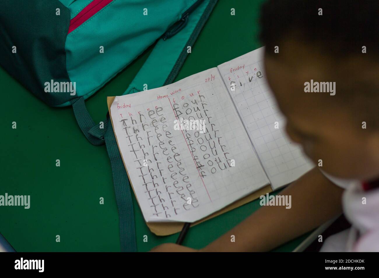 I bambini della scuola impegnati nel loro apprendimento di lavoro. Foto Stock