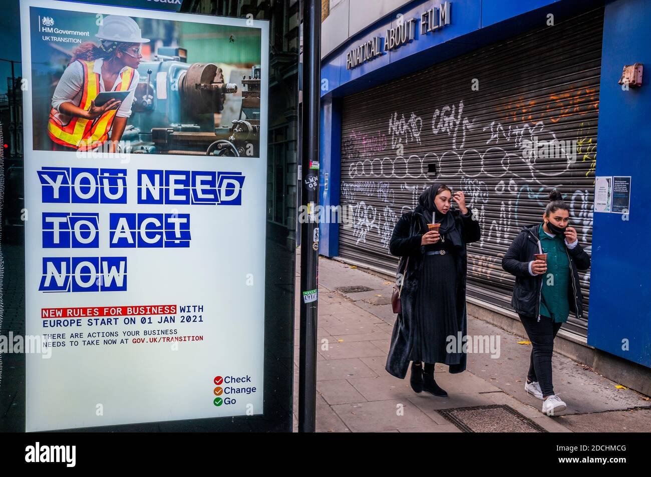 Londra, Regno Unito. 21 Nov 2020. Pubblicità con avvertimenti e consigli (il tempo sta per esaurire) sulla Brexit - al di fuori di un cinema Odeon chiuso - la gente è ancora fuori a Camden Town, nonostante il nuovo blocco che è ora in vigore. Tuttavia non c'è molto da fare, perché i negozi, le attività di leasure e di ospitalità sono chiusi. Molte persone indossano maschere, anche all'esterno. Credit: Guy Bell/Alamy Live News Foto Stock