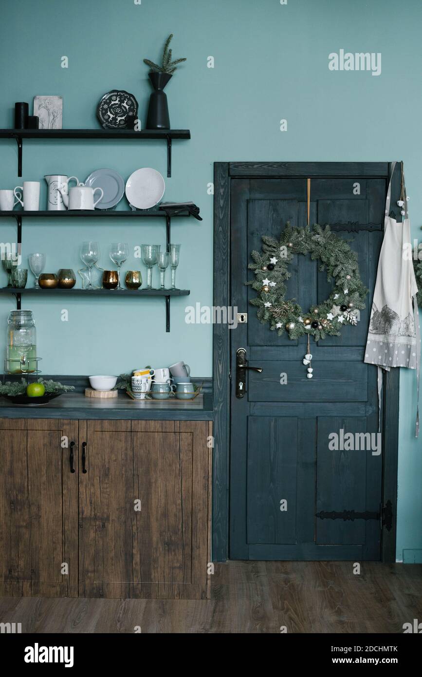 Interni della cucina blu menta e decorazioni natalizie. Cucina cena a casa secondo il concetto della cucina Foto Stock