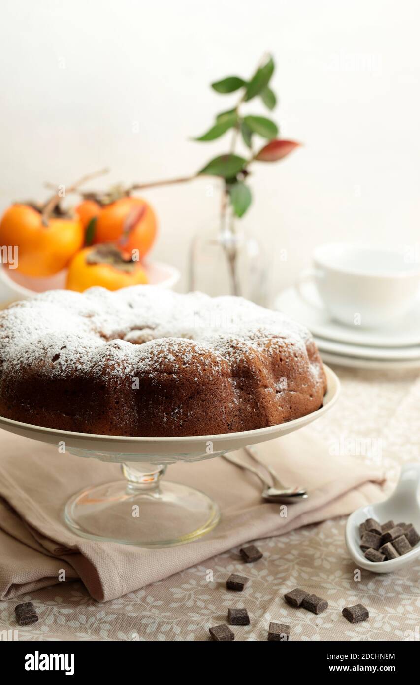 Torta di persimmon al cioccolato con zucchero in polvere. Cottura a casa. Messa a fuoco selettiva. Foto Stock
