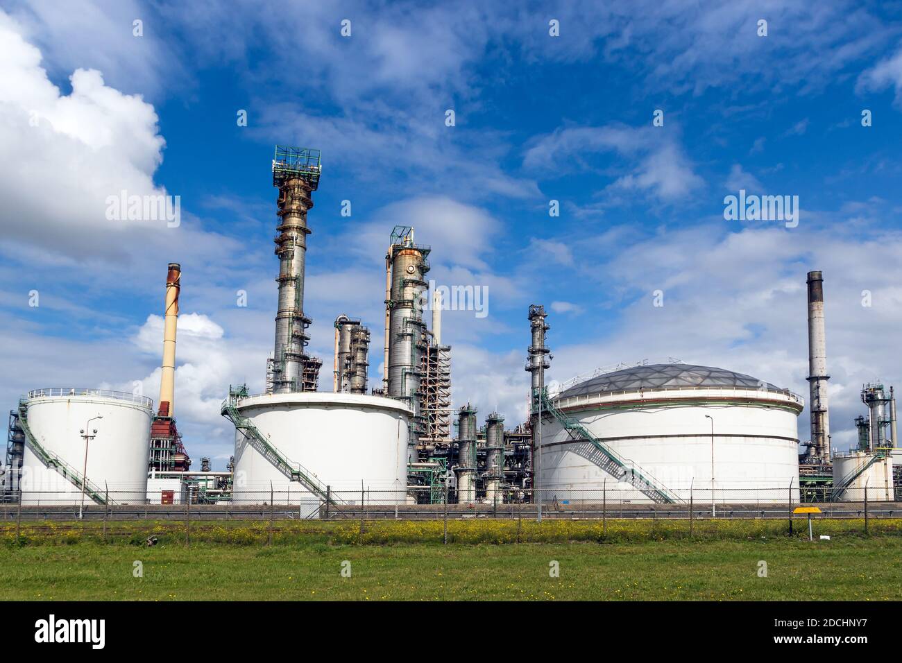 Condutture industriali e silos a una raffineria di petrolio vegetale. Foto Stock