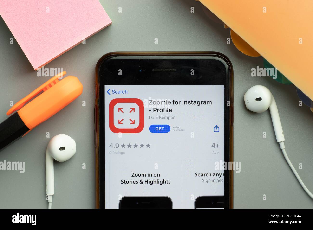 New York, Stati Uniti - 7 Novembre 2020: Zoomie for Instagram Profile app store logo on phone screen, Editorial illustrativa. Foto Stock
