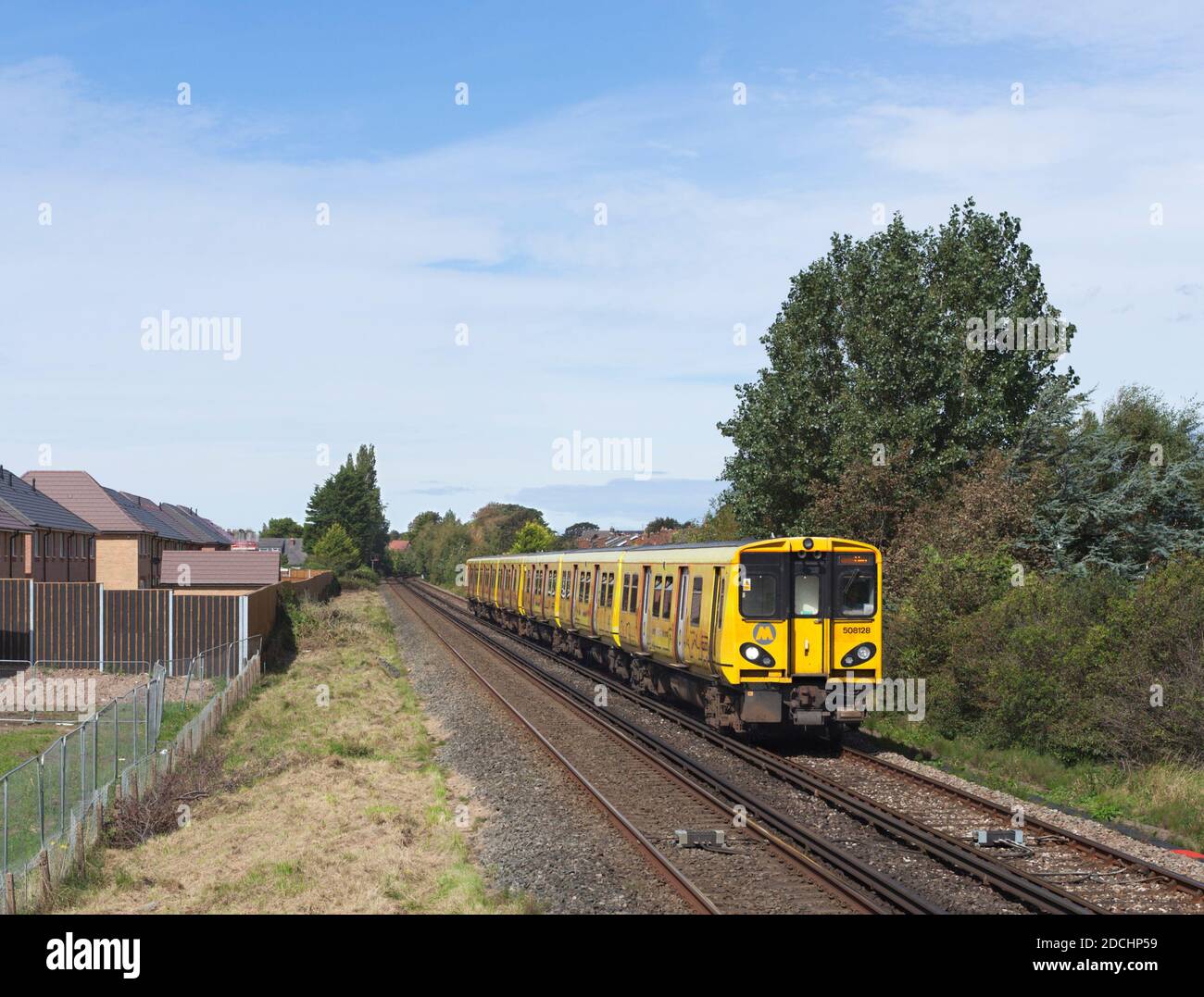 Merseyrail Electrics classe 508+ 507 treni elettrici a terza rotaia 508128 + 507007 passando per Formby sulla linea Merseyrail Northern Foto Stock