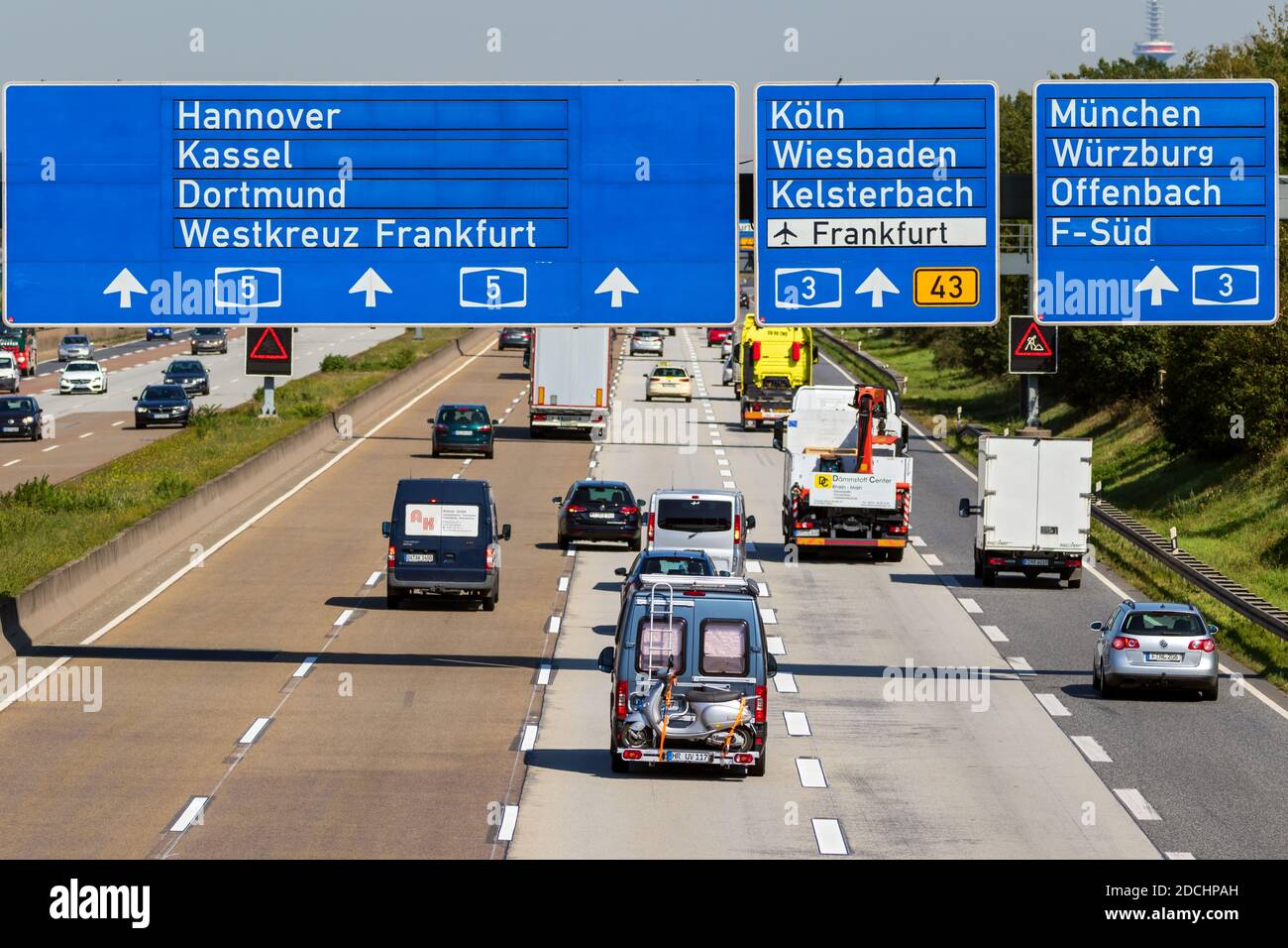 Traffico su un'autostrada tedesca. Le autostrade tedesche non hanno limiti di velocità generali e sono classificate come il quinto sistema autostradale più lungo. Francoforte, Germania 11, 2019. Foto Stock