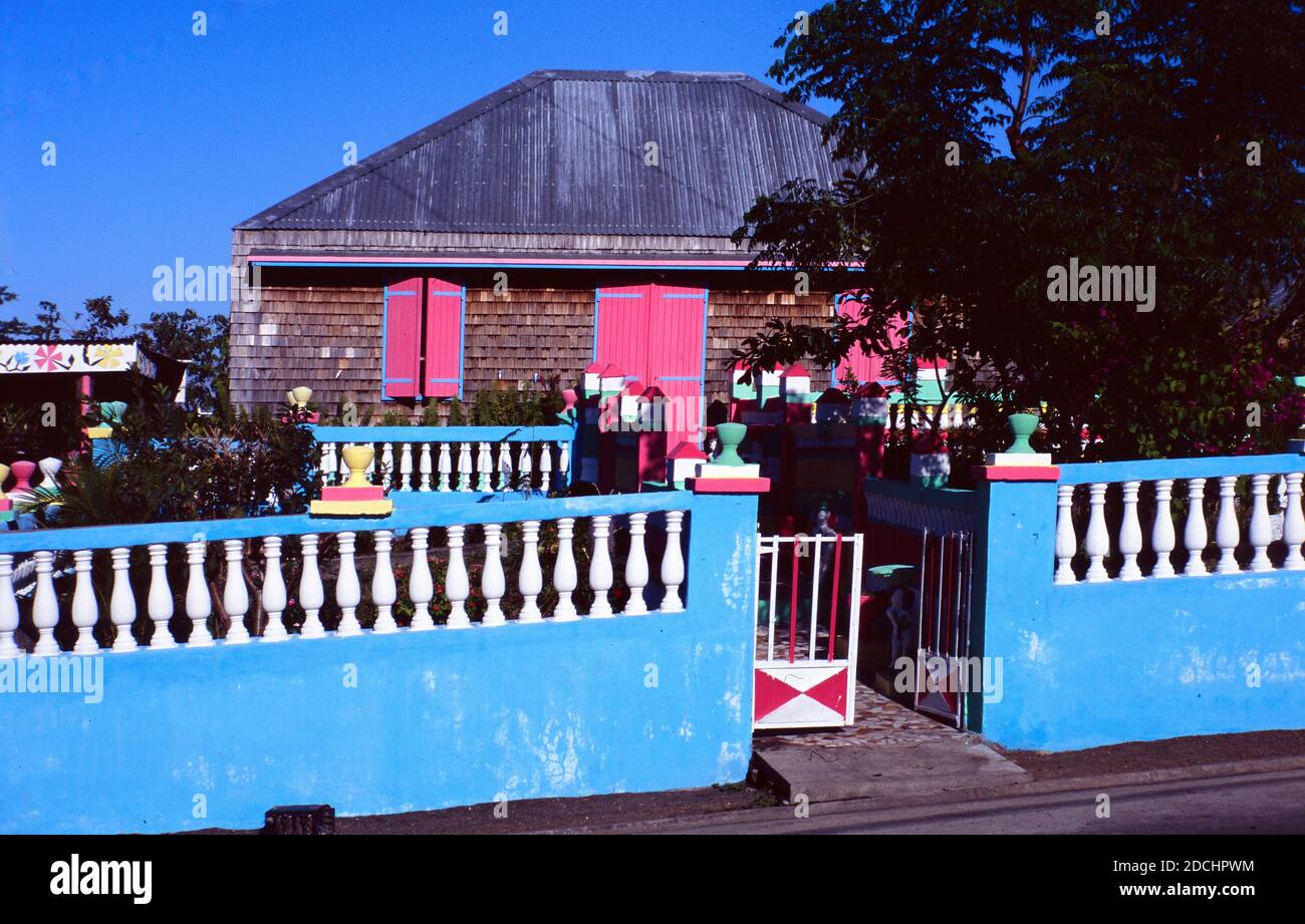 Colorato, colorato, multicolore o multicored Creole House o Bungalow le Tampon la Reunion Island Francia Foto Stock