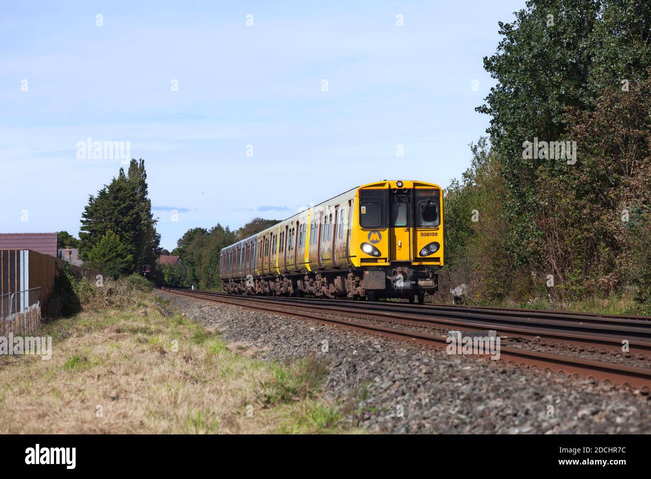 Merseyrail Electrics classe 508+ 507 treni elettrici a terza rotaia 508139 + 507028 passando per Formby sulla linea Merseyrail Northern Foto Stock