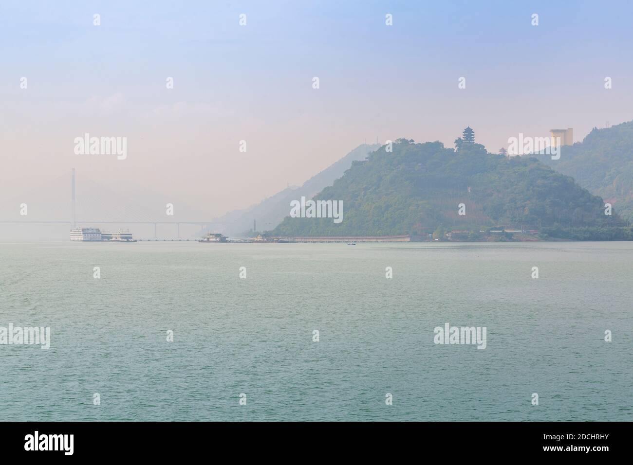 Vista del ponte sospeso sul fiume Yangtze a Zhongxian, Chongqing, Repubblica popolare Cinese, Asia Foto Stock