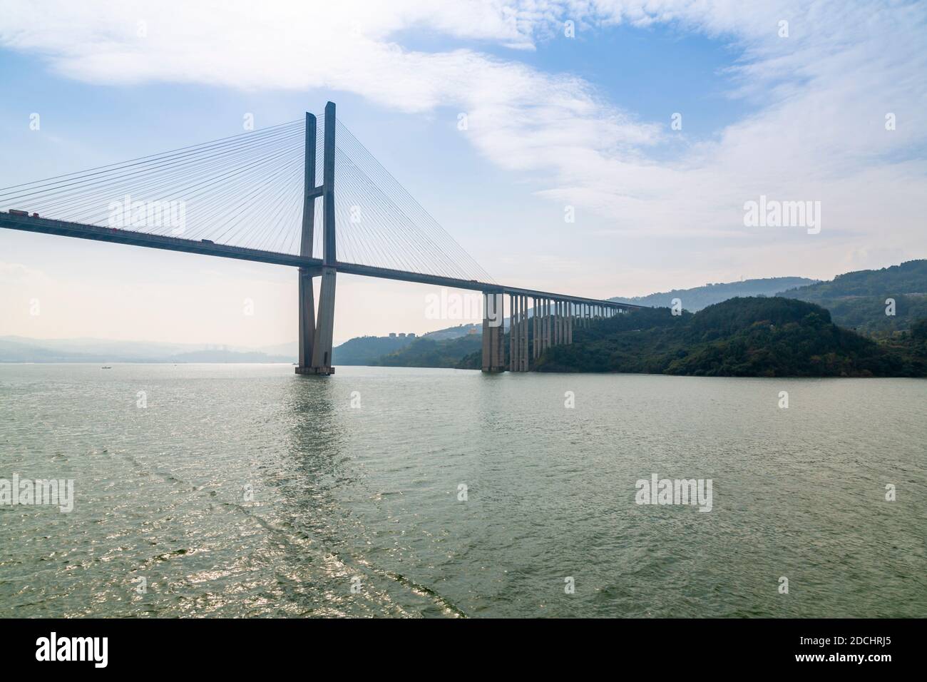 Vista del ponte sospeso sul fiume Yangtze a Wanzhou, Chongqing, Repubblica popolare Cinese, Asia Foto Stock
