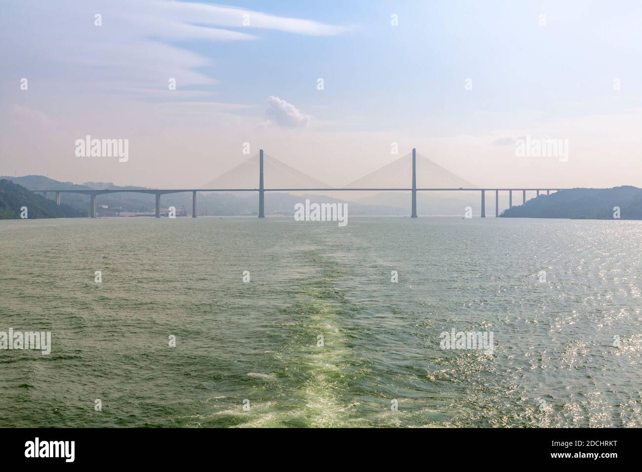 Vista del ponte sospeso sul fiume Yangtze a Wanzhou, Chongqing, Repubblica popolare Cinese, Asia Foto Stock
