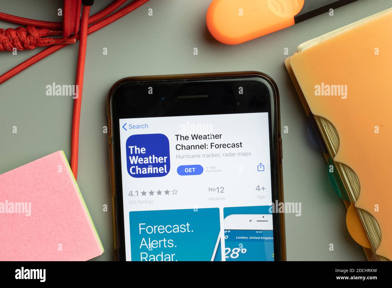 New York, Stati Uniti - 7 Novembre 2020: Il logo dell'app store Weather Channel forecast sullo schermo del telefono, Editoriale illustrativo. Foto Stock