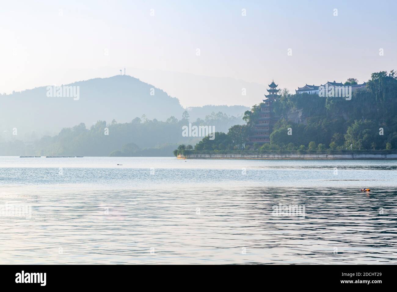 Vista della Pagoda di Shi Baozhai sul fiume Yangtze vicino a Wanzhou, Chongqing, Repubblica Popolare Cinese, Asia Foto Stock