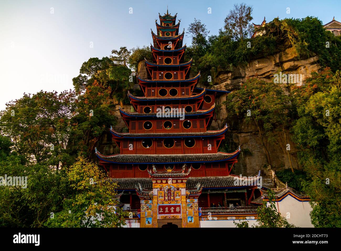 Vista della Pagoda di Shi Baozhai sul fiume Yangtze vicino a Wanzhou, Chongqing, Repubblica Popolare Cinese, Asia Foto Stock