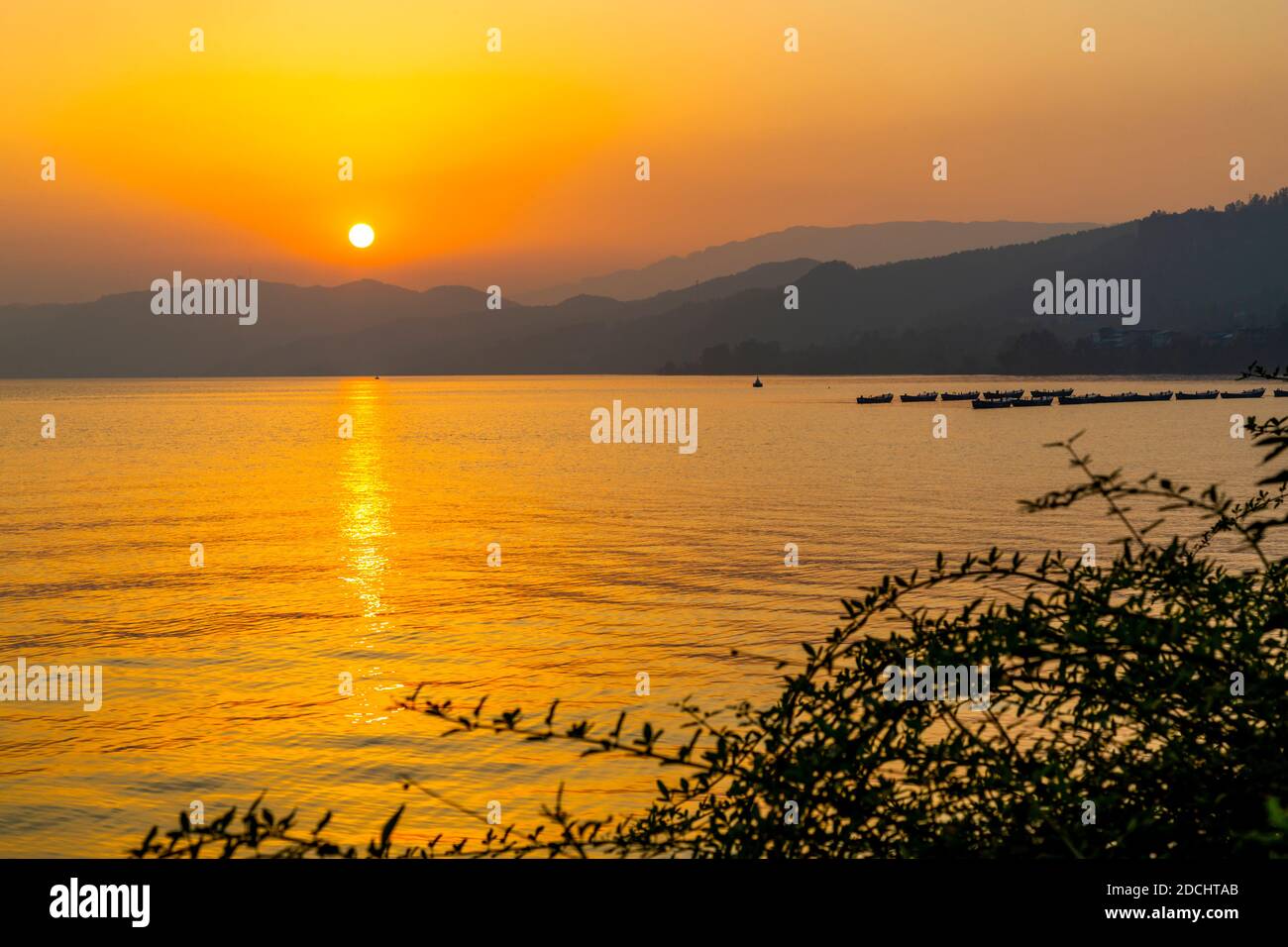 Vista del tramonto sul fiume Yangtze vicino a Wanzhou, Chongqing, Repubblica popolare Cinese, Asia Foto Stock